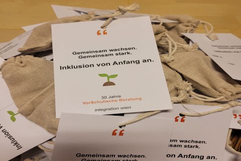 Säckchen mit Blumenzwiebel mit Leitsatz Gemeinsam wachsen. Gemeinsam stark. Inklusion von Anfang an.