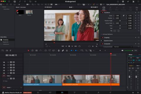 Das Bild ist ein Bildschirmfoto und zeigt wie Antonia ein Video schneidet.