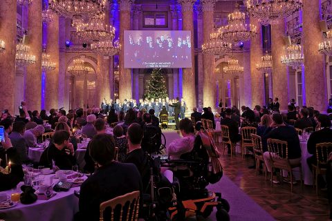 Das Foto zeigt einen großen Saal mit vielen Menschen - es ist die Weihnachtsfeier des Bundespräsidenten