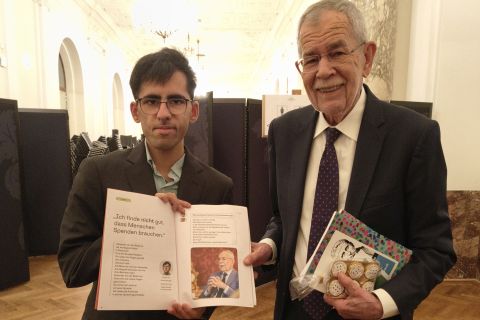 Das Bild zeigt Artin und den Bundespräsidenten Alexander van der Bellen, sie halten eine Ausgabe vom Magazin andererseits in die Kamera