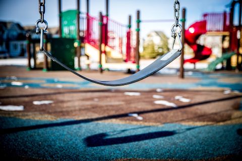 Leere Schaukel auf einem Spielplatz – integration wien fordert inklusive Ferienbetreuung für Kinder mit Behinderungen