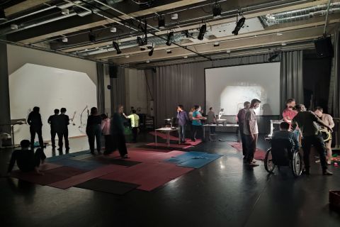 Eine Gruppe macht Licht-Experimente in einem Raum.