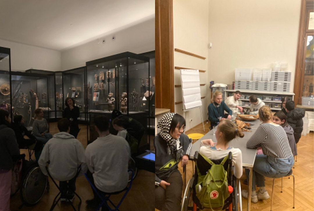 Auf dem linken Bild sitzen mehrere Assistenz-Paare in einem Halbkreis im Museum und hören einem Vortrag zu. Auf dem rechten Bild sitzen die Assistenz-Paare zusammen an einem großen Tisch. In der Mitte des Tisches ist ein bisschen Holz aufeinandergestapelt. Es sieht aus, wie eine kleine Feuerstelle.