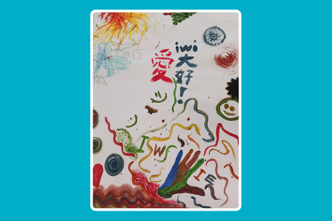 Hintergrund in Projektfarbe, davor ein gemaltes buntes Bild mit vielen verschiedenen Linien