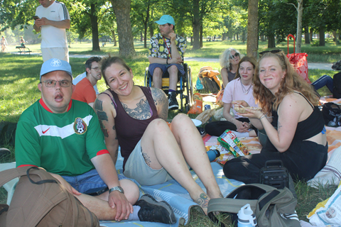 Gruppe beim Picknick