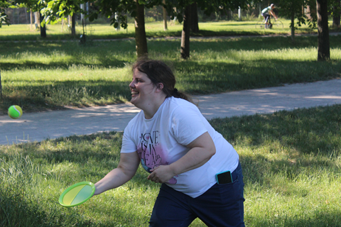 Eine Frau spielt Ball