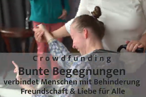 Crowdfunding Bunte Begegnungen – verbindet Menschen mit Behinderung – Liebe und Freundschaft für alle steht als Überschrift vor einem Bild, das eine junge Frau im Rollstuhl beim Tanzen zeigt.